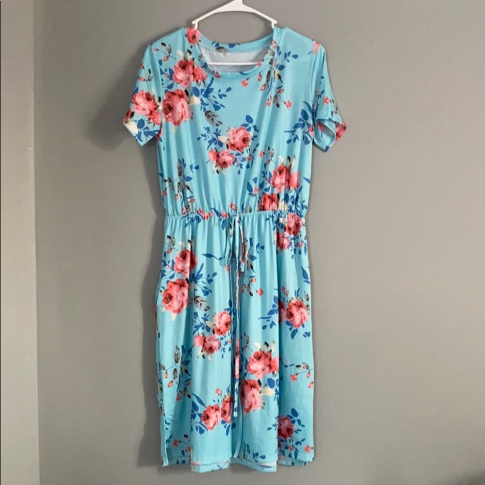 Light blue flower dress with pockets!!!!